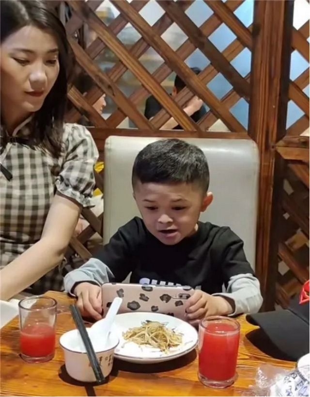 17岁仍像7岁孩子！“小马云”范小勤的父亲痛哭：都怪我太贪心