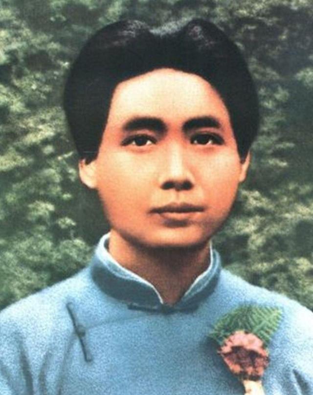 毛泽东为何终生不用牙膏？工作人员好奇询问，主席一句话让人泪目