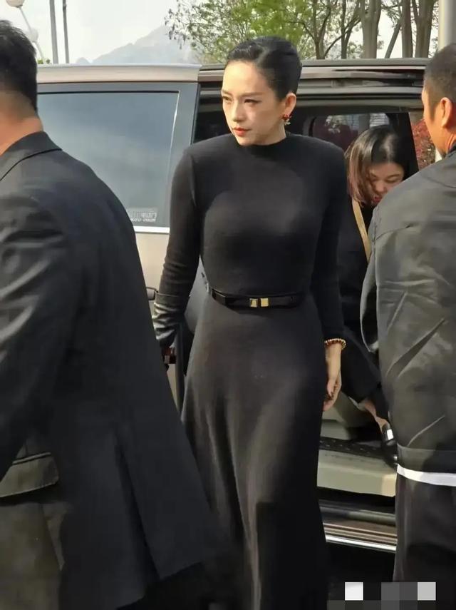 章子怡离婚后变了 ！耸肩缩脖驼背，眼神充满杀气，感觉戾气很重