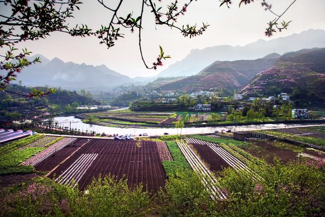 夏未远，冬已至：——在季节里行吟水城