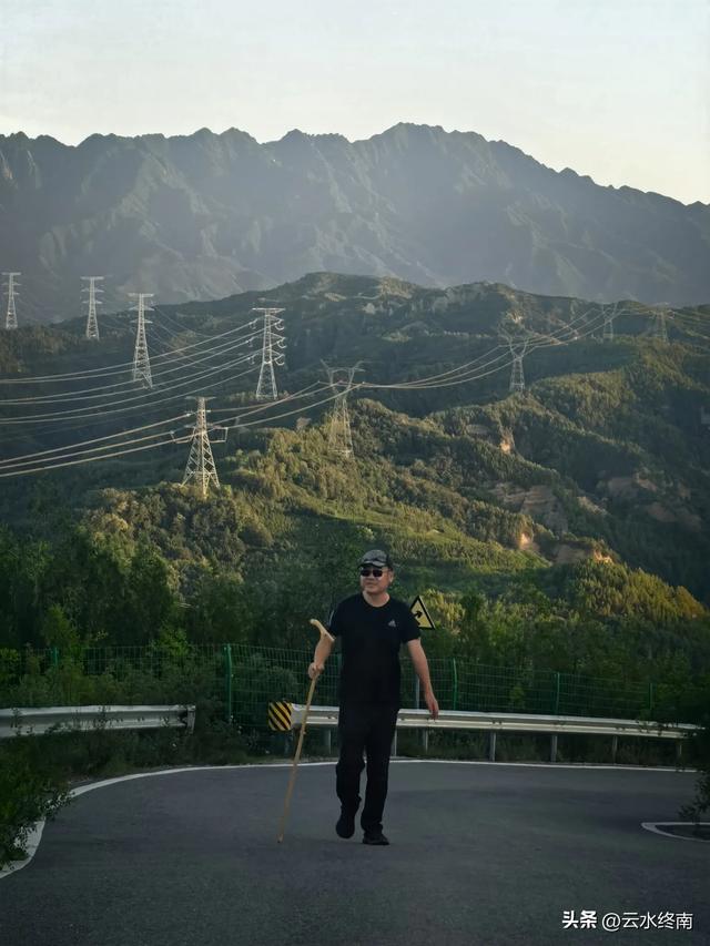 开车直上山顶，蓝田最佳纳凉吹风观山景的地方，看落日夕阳，真美