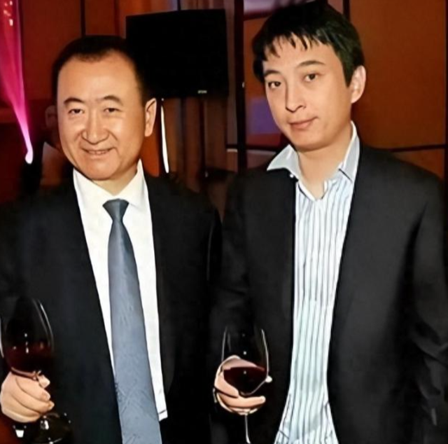 一年蒸发八百多亿！71岁的王健林财富缩水严重，王思聪仍在外玩耍