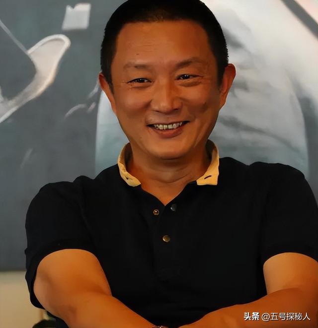 与四婚名导同居三年流产两次不结婚，转身下嫁穷小子，如今咋样？