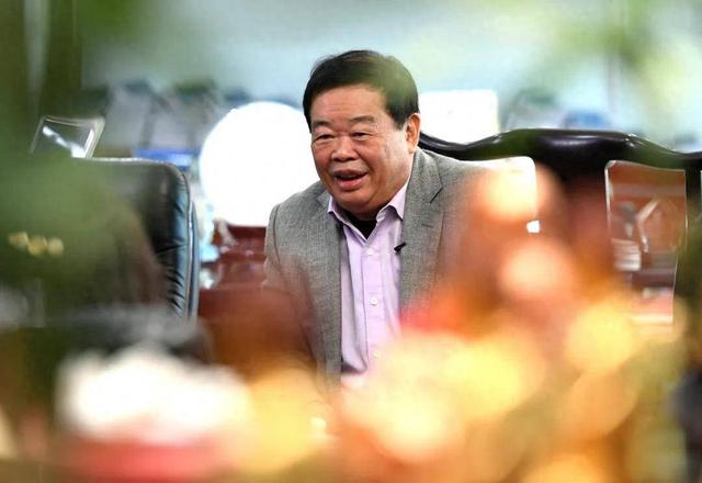 宗馥莉毕业即入职，同为二代，福耀玻璃曹晖，为什么熬30年才接班
