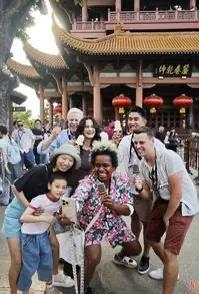 奋进江城，浴火重生的精神丰碑