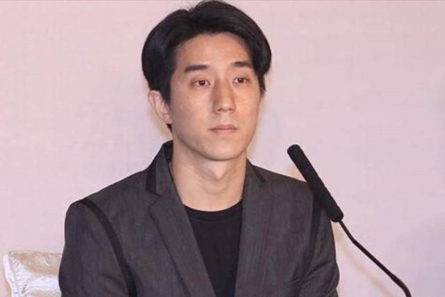 71岁成龙和42岁儿子房祖名在瑞士罕见同框！手机成最大亮点