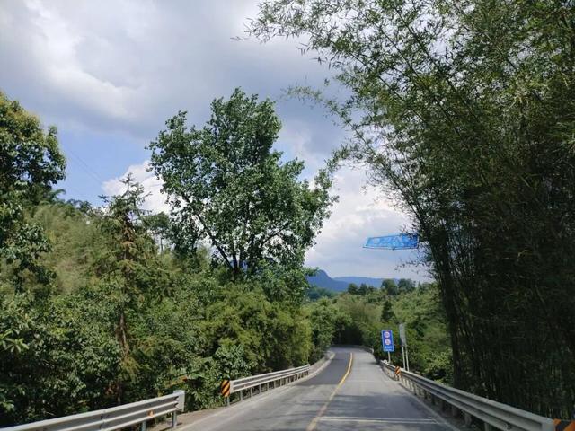 沿合（江）习（水）公路，跨越川黔边界