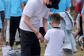 赵丽颖5岁儿子运动会拿金牌，开心跟爸爸展示，冯绍峰反应好暖图片