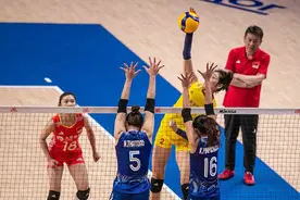 朱婷回归中国女排后首次首发，打满全场零封泰国队，奥运门票近在咫尺图片