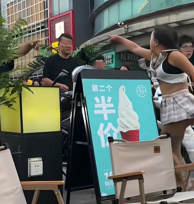 精神小妹砸车后续：当场被警方抬走，目击者透露更多，车主曝真相