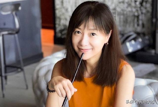 从19岁开始男人不断，半百了还没玩够，“风流才女”徐静蕾现形记