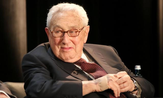 中美一旦开战，美军将全面轰炸中国？基辛格曾称：中美正走向悬崖