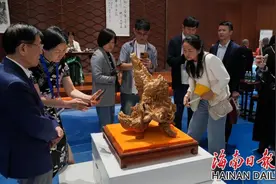 大开眼界！来数数这块沉香上雕了多少个海南特有的故事……图片