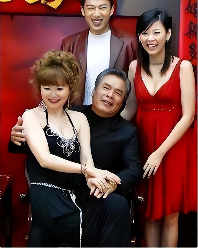 “6个老婆”一屋同住，每人每月7万零花钱，71岁又娶第七房小娇妻