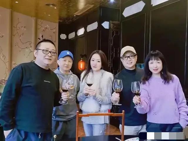 哇塞！53岁的杨钰莹在广东和朋友一起聚餐呢 看着真年轻啊 也就30岁