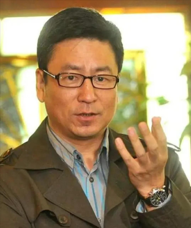 “央视一哥”白岩松，因一句话“跌落神坛”，如今57岁老到认不出
