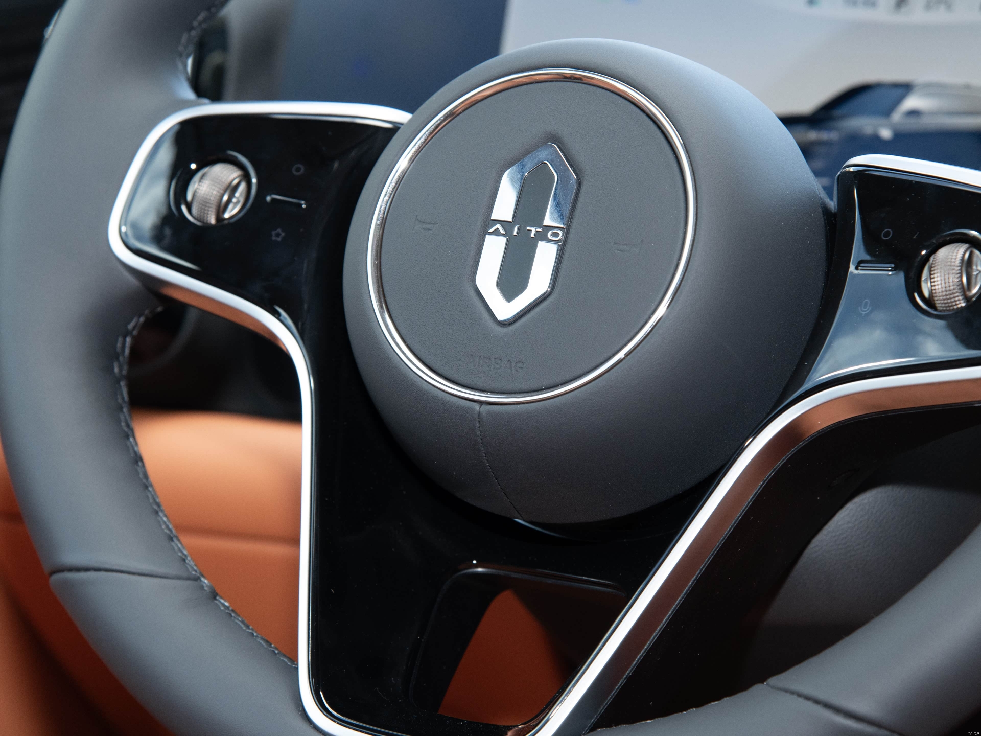 问界_问界M7零重力座椅_问界M9展示