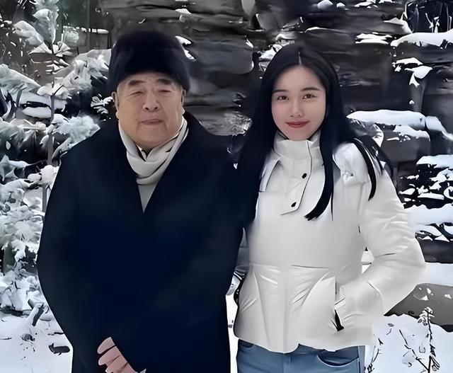 结婚仅 1 年，87 岁的范曾已衰老，比他小 50 岁的娇妻仍如花似玉