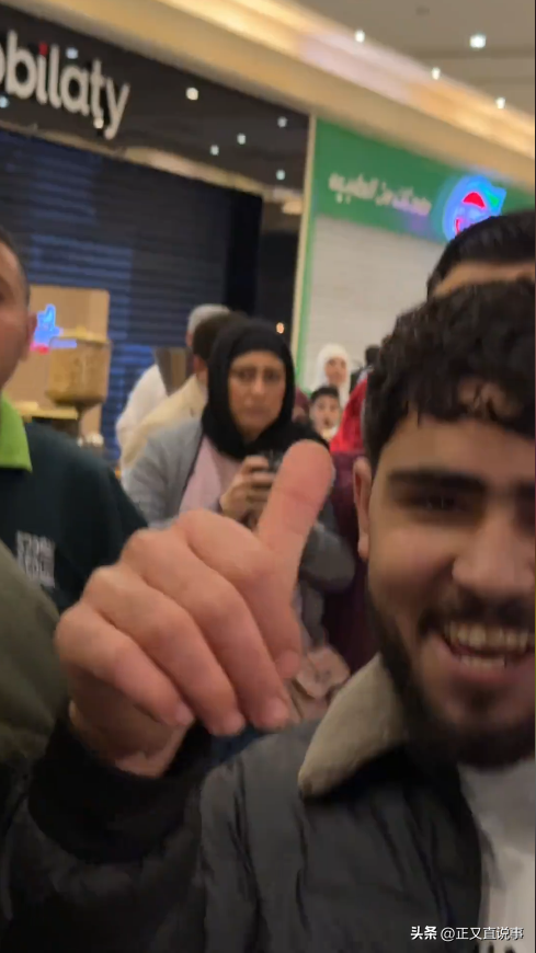 威武！俩中国女生埃及游，与当地5人互殴，完胜后获围观者竖拇指