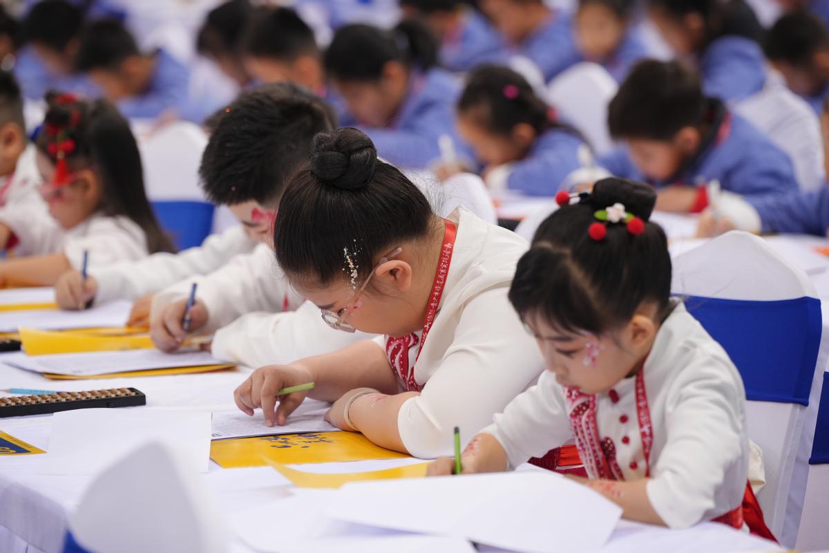 千年珠算邂逅大国重器——第二届"大位杯"青少年非遗美育实践活动在哈尔滨圆满收官(图2) 千年珠算邂逅大国重器——第二届"大位杯"青少年非遗美育实践活动在哈尔滨圆满收官(图2)