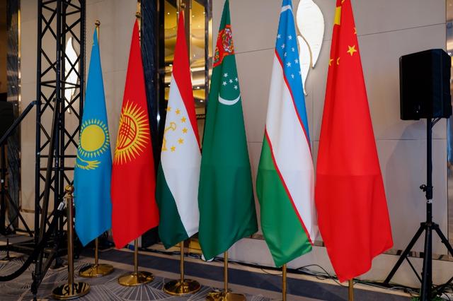 中俄后院起火？5国收到日本邀请，高市孤注一掷，想断中俄后路