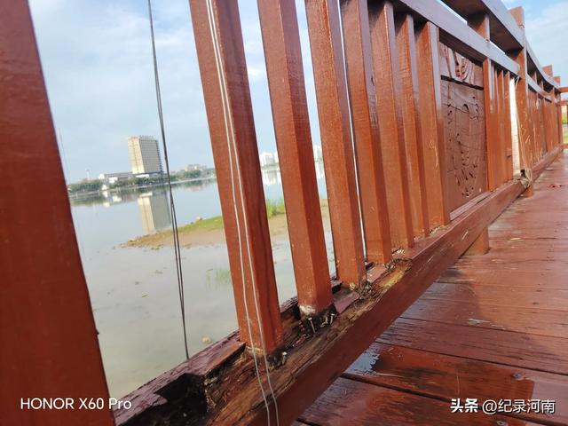 全国文明城市柘城县国家湿地公园榕湖斥巨资升级的人行栈道现状