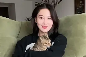张馨予晒自家猫咪，婚房内景复古又大气，何捷低调出镜高鼻梁好帅图片
