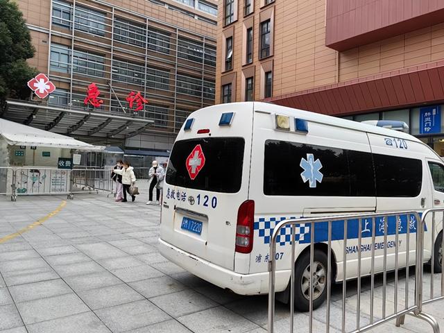 台风天开车“冲浪”后续：司机被行拘，身份遭扒，难怪做出这种事
