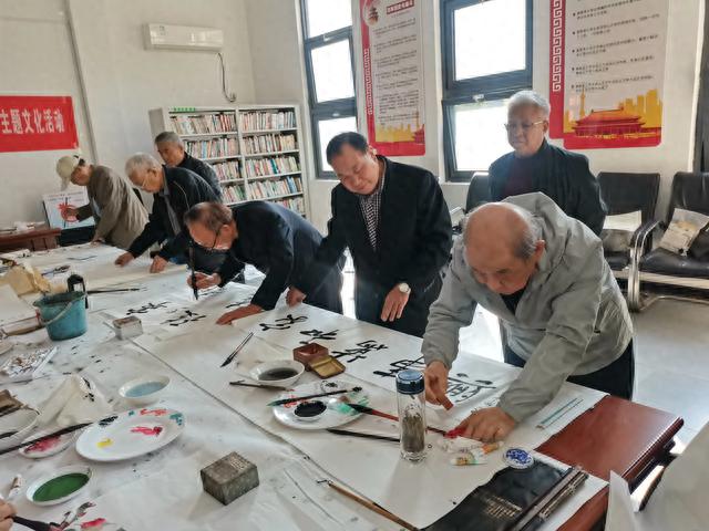重阳佳节将来临 创作墨宝送老人