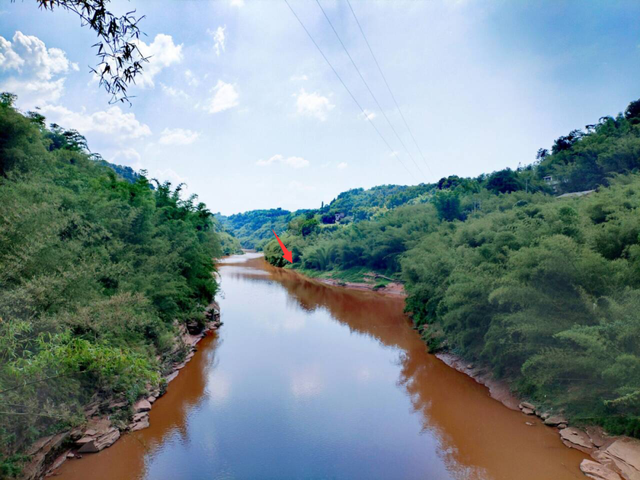沿合（江）习（水）公路，跨越川黔边界