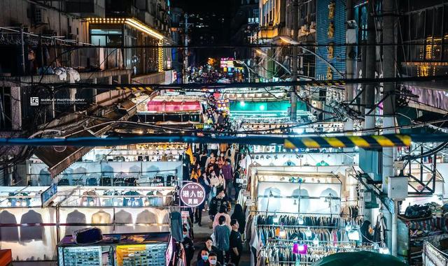 武汉最大的夜市，1公里分布着千余摊位，一到晚上挤得水泄不通