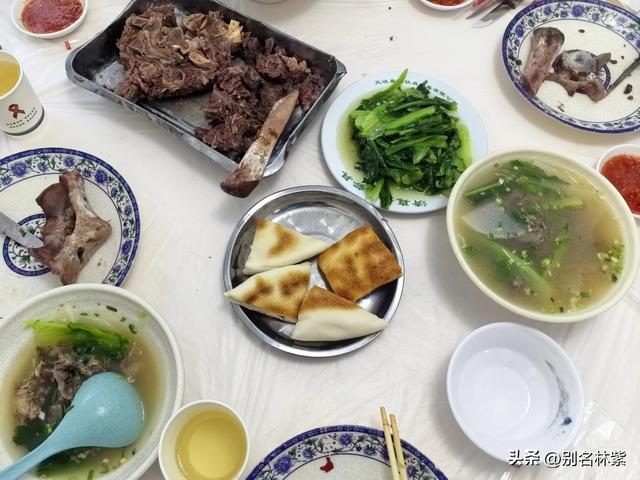 内蒙出发新疆，往返22天，5个人吃饭花4687元，网友问每天吃糠吗