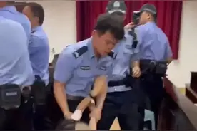 法庭不讲法!贵阳市法院暴力执法，推倒女律师，抢夺拍摄手机图片