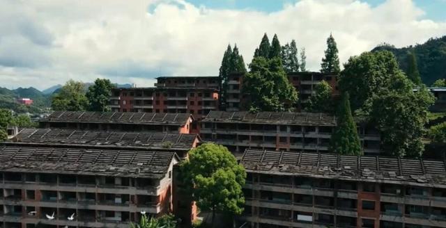 贵州大山里的荒废军工厂，5000人投入三线建设，星光球场很酷炫