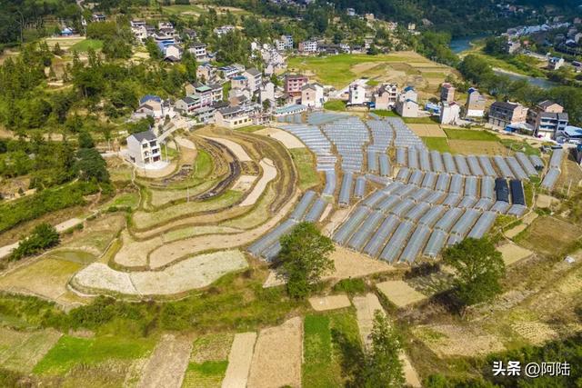 三门滩离镇远古城不远，㵲阳河畔常见当地人垂钓、游泳和露营