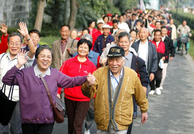 “铁腚大巴团”火出圈！退休老人疯狂旅游，究竟为哪般？
