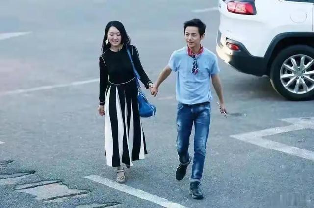 51岁何炅牵手54岁杨钰莹！年过半百同框太养眼，这状态哪像50+？