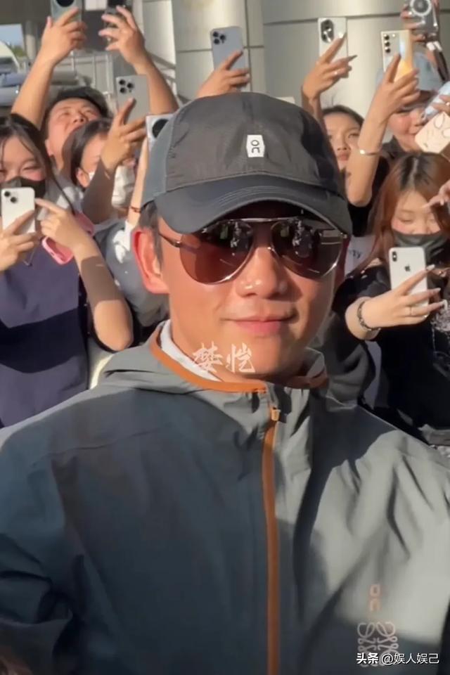 网友偶遇郑恺一家，儿女活泼可爱，老婆身材哇塞，郑恺则稍显发福