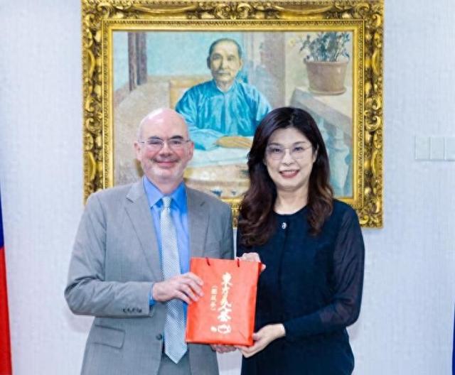 见完美方后，郑丽文送两岸一句话，岛内民调变天，大陆要拔7钉子