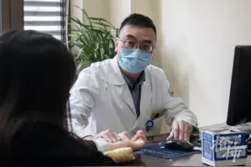 14岁少年走进脱发门诊，“脱发一族”为何越来越年轻化？图片