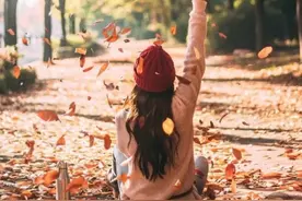 秋天如何利用落叶拍人像照？9个万能拍照姿势，谁拍谁好看图片