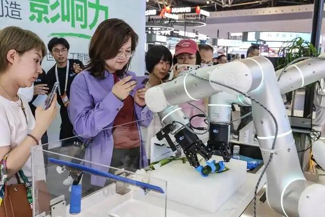 从 “堆参数” 到学大脑！“龙之幼雏” AI 新突破，靠谱又透明