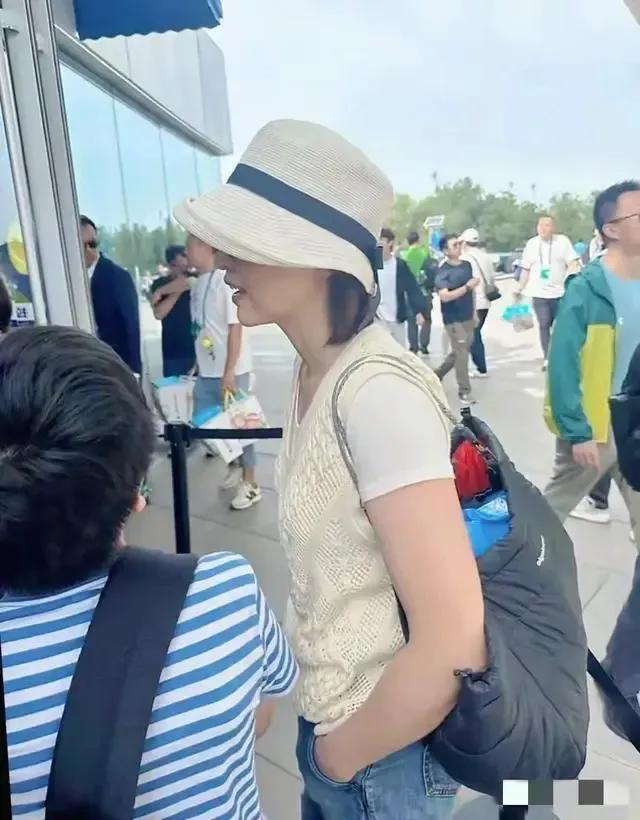 董卿和11岁儿子在北京被偶遇，她打扮时尚，儿子有点胖 同框好温馨