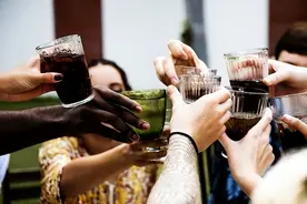 饮酒不过量就没事？医生提醒：长期饮酒的人，这些后果要提前了解图片