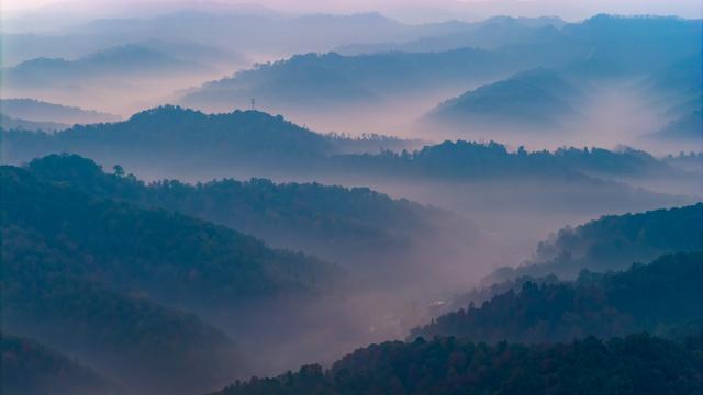 山叠嶂，雾缭绕