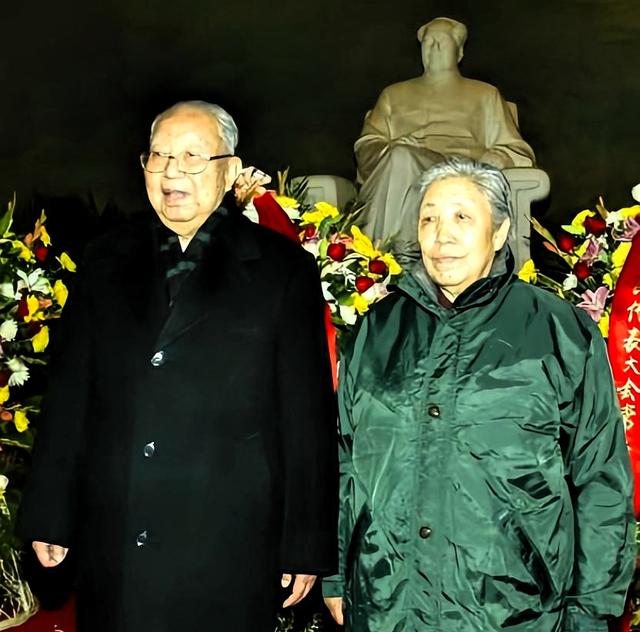 她15岁入党，18岁和主席结婚，如今仍健在	，却几乎不出来露面