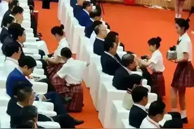 国家领导开会矿泉水被替代，由热水壶代替，这是为什么呢？图片