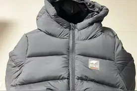 羽绒服脏了别用水洗，教你一招羽绒服就干净如初，简单又实用图片