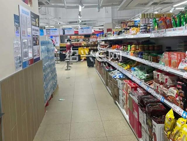 绍兴银泰这家盒马NB店，中午竟空荡荡？这场景有点意外…