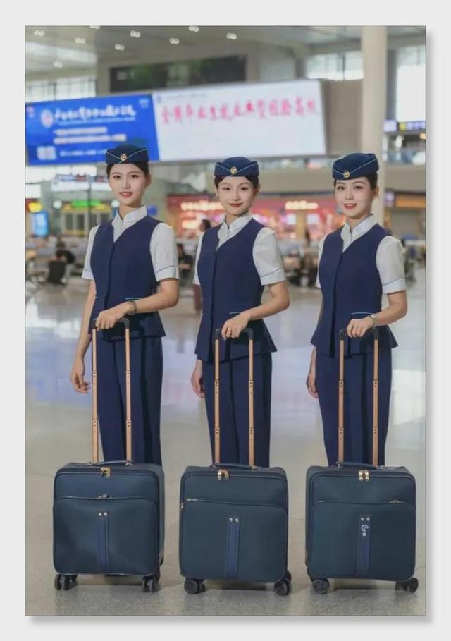 不再是高跟鞋+丝袜+短裙。近日，山东航空新制服亮相